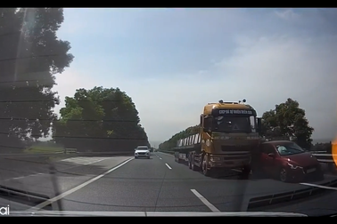 Chuyển làn ẩu, ô tô gây tai nạn nghiêm trọng trên cao tốc