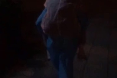 Nữ sinh 19 tuổi cõng cụ bà 83 tuổi vào khu cách ly