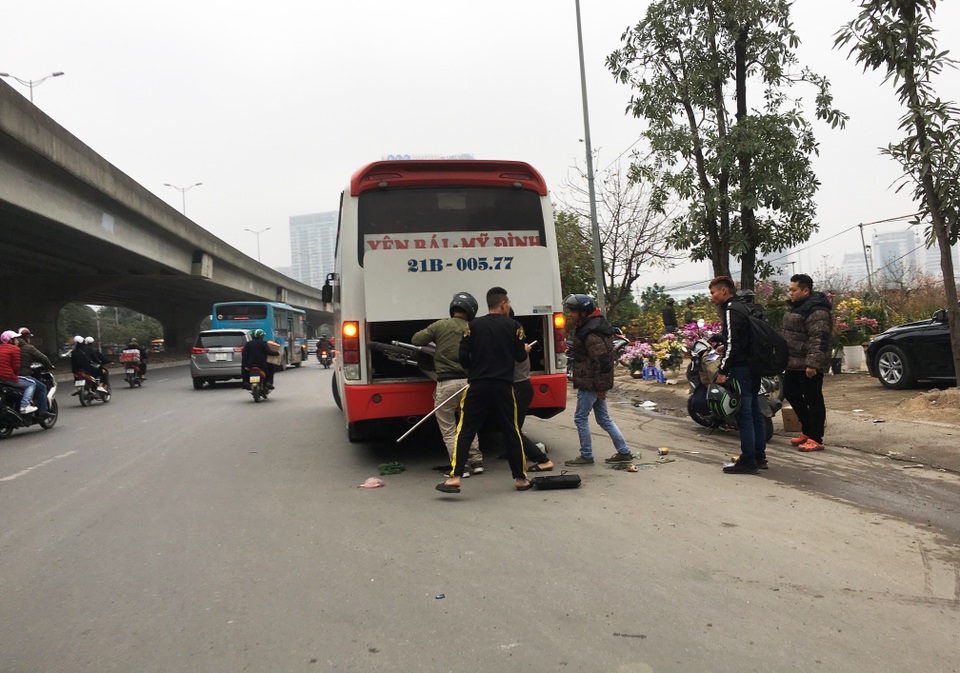 Hà Nội: Xe khách thỏa sức lộng hành xung quanh bến xe Mỹ Đình - 1 Hà Nội: Xe khách thỏa sức lộng hành xung quanh bến xe Mỹ Đình - 1