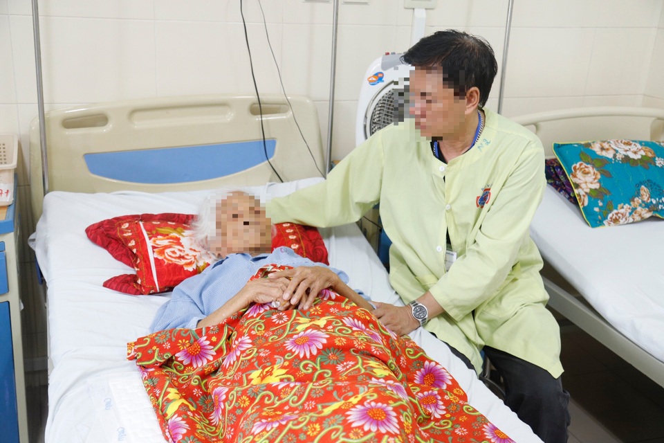 Tức bụng, đi ngoài ra máu cứ ngỡ trĩ hoá ung thư - 2 Tức bụng, đi ngoài ra máu cứ ngỡ trĩ hoá ung thư - 2