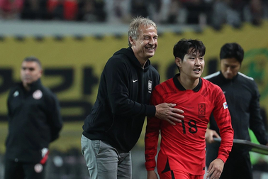 HLV Klinsmann sốc với văn hóa bóng đá tại Hàn Quốc