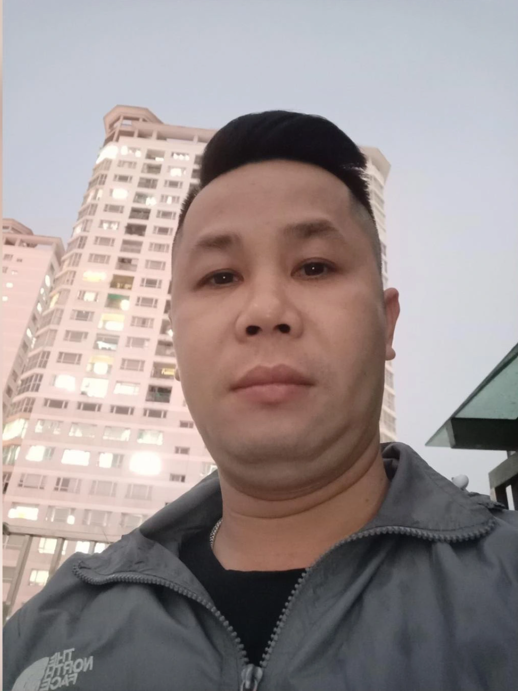 Người hùng bí ẩn tay không leo tầng 3 cõng 2 người thoát đám cháy - 4 Người hùng bí ẩn tay không leo tầng 3 cõng 2 người thoát đám cháy - 4