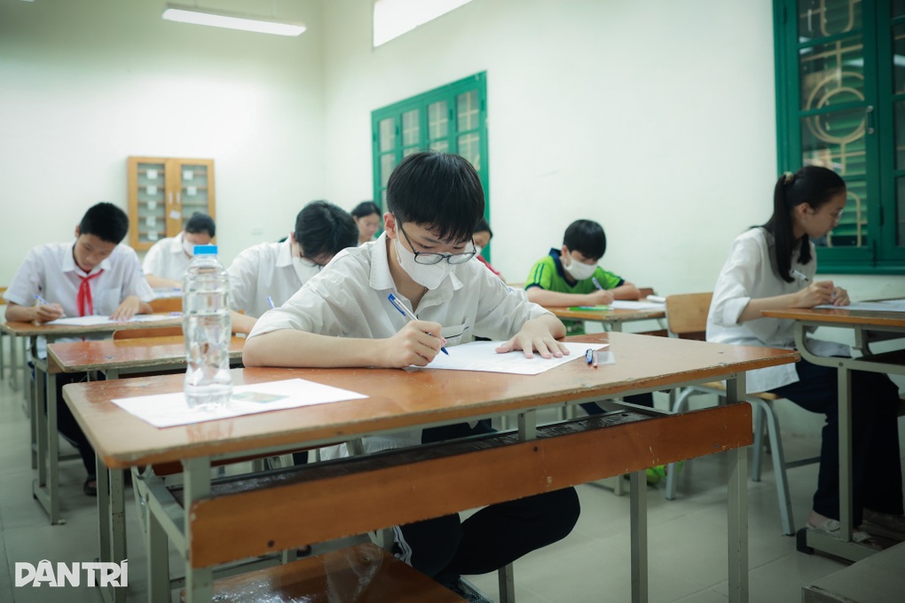 Sáng nay, thí sinh thi vào lớp 10 tại Hà Nội làm bài môn ngữ văn - 9 Sáng nay, thí sinh thi vào lớp 10 tại Hà Nội làm bài môn ngữ văn - 9