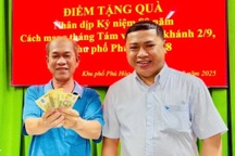 Nhiều người dân TPHCM đã nhận quà Quốc khánh