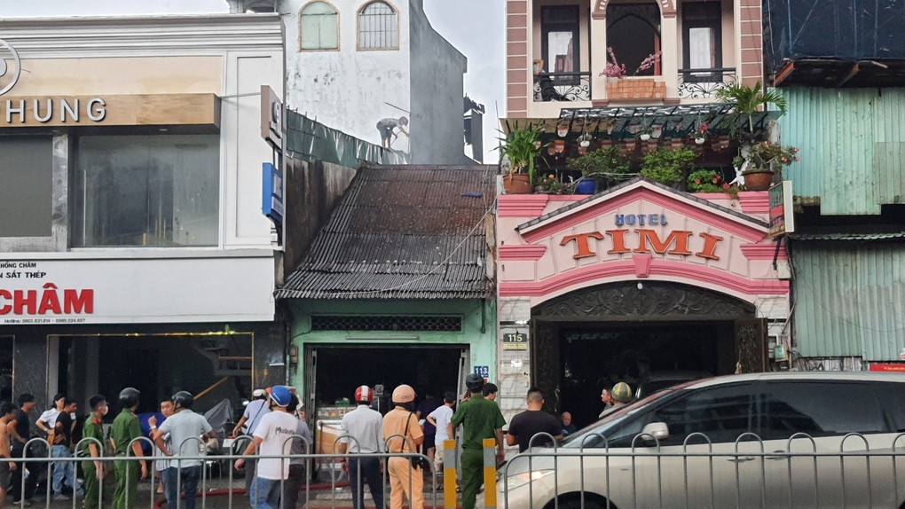 Chập điện gây cháy lớn tại ngôi nhà ở TPHCM - 1 Chập điện gây cháy lớn tại ngôi nhà ở TPHCM - 1