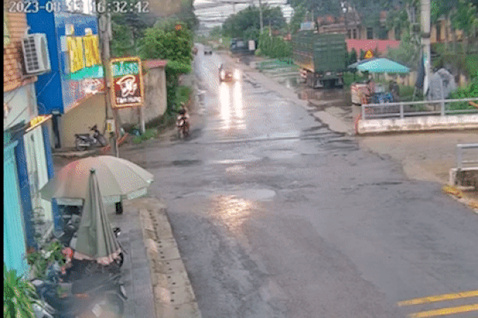 Hung thần lao nhanh qua ngã tư tông bẹp dúm xe con, 3 người thoát chết - 1 Hung thần lao nhanh qua ngã tư tông bẹp dúm xe con, 3 người thoát chết - 1