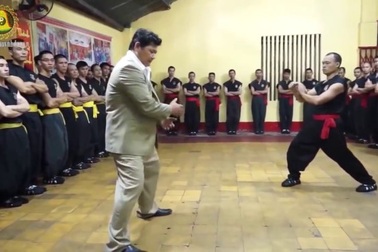 Cao thủ Vịnh Xuân chấp đôi chân khi đấu với chưởng môn Nam Huỳnh Đạo