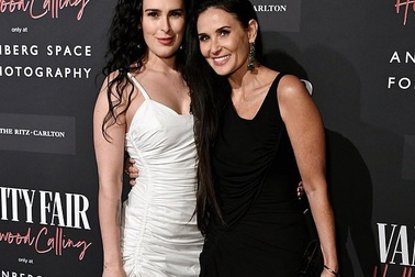Demi Moore trẻ trung đáng ngưỡng mộ ở tuổi 58
