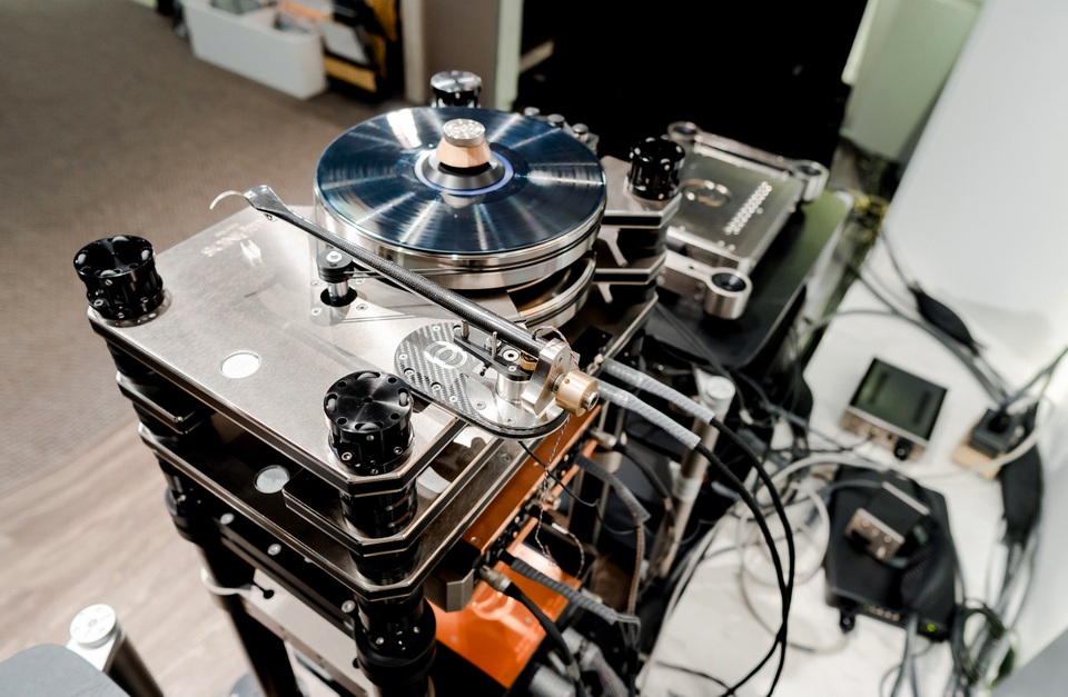 Chi hẳn 2 tỷ đồng sắm máy hát đĩa than chỉ vì hoài niệm cũ - 1