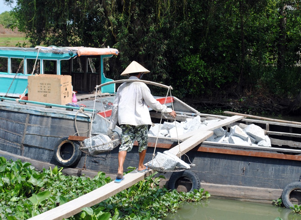 Kiên Giang: Nặng nhọc kiếm nửa triệu đồng/ngày từ nghề chẻ đá - 3 Kiên Giang: Nặng nhọc kiếm nửa triệu đồng/ngày từ nghề chẻ đá - 3