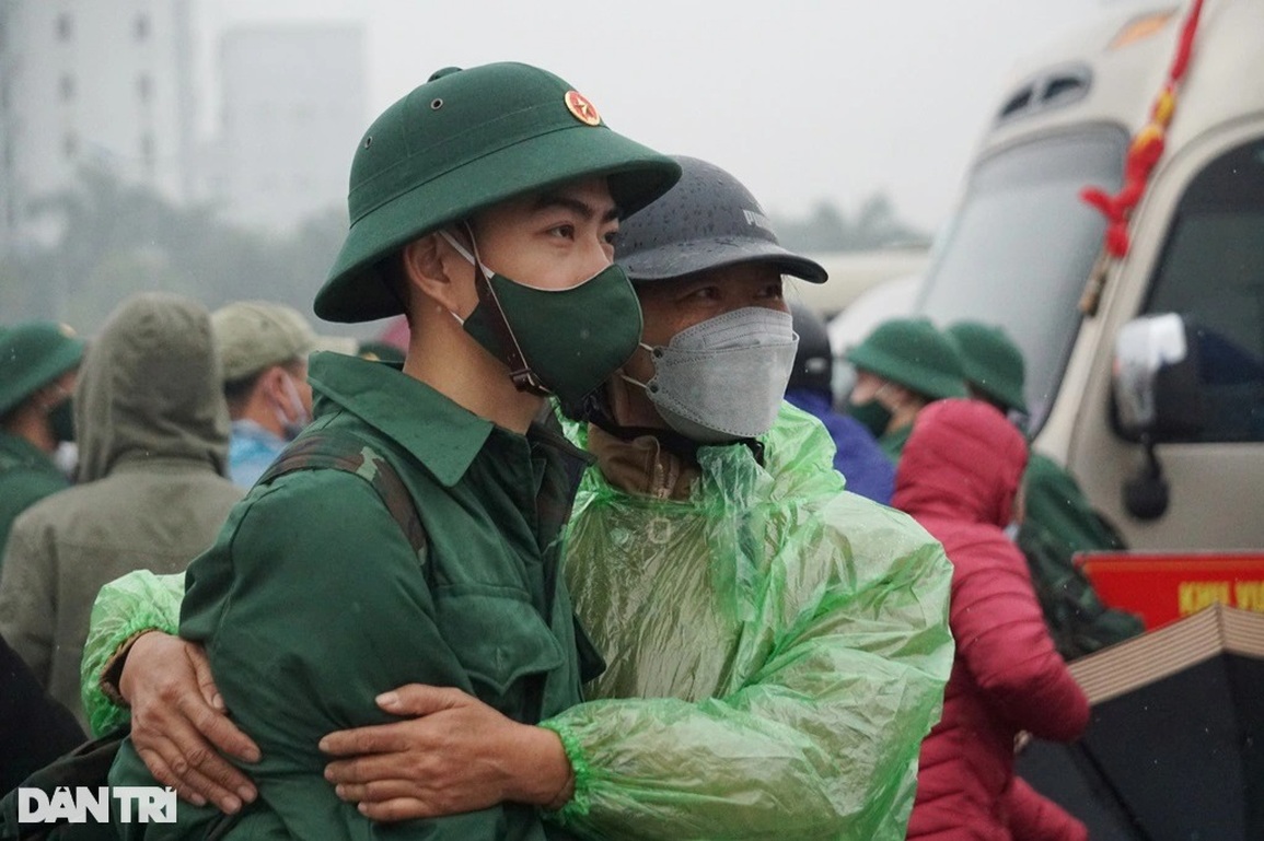 Người thân đội mưa bịn rịn tiễn tân binh lên đường nhập ngũ - 13 Người thân đội mưa bịn rịn tiễn tân binh lên đường nhập ngũ - 13