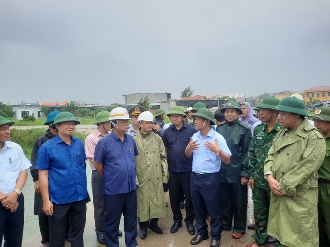 Bộ trưởng Bộ NN&PTNT, Phó Trưởng ban Thường trực Ban Chỉ đạo Quốc gia về phòng chống thiên tai Lê Minh Hoan kiểm tra công tác phòng, chống bão số 4 tại Thừa Thiên Huế