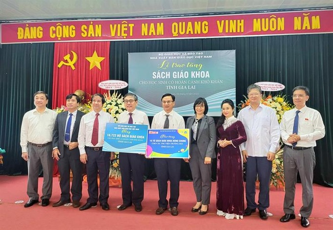 Nhà Xuất bản Giáo dục Việt Nam đã trao tặng 18.722 bộ sách giáo khoa cho Sở GD&ĐT Gia Lai.