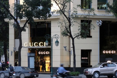 Cửa hàng Gucci bị phạt vì thanh toán bằng ngoại tệ
