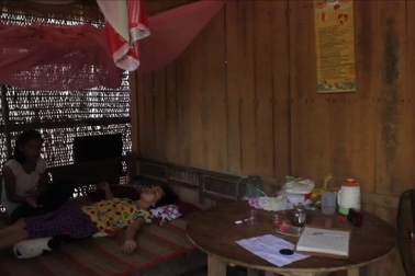 Bé 12 tuổi chăm mẹ bệnh liệt giường