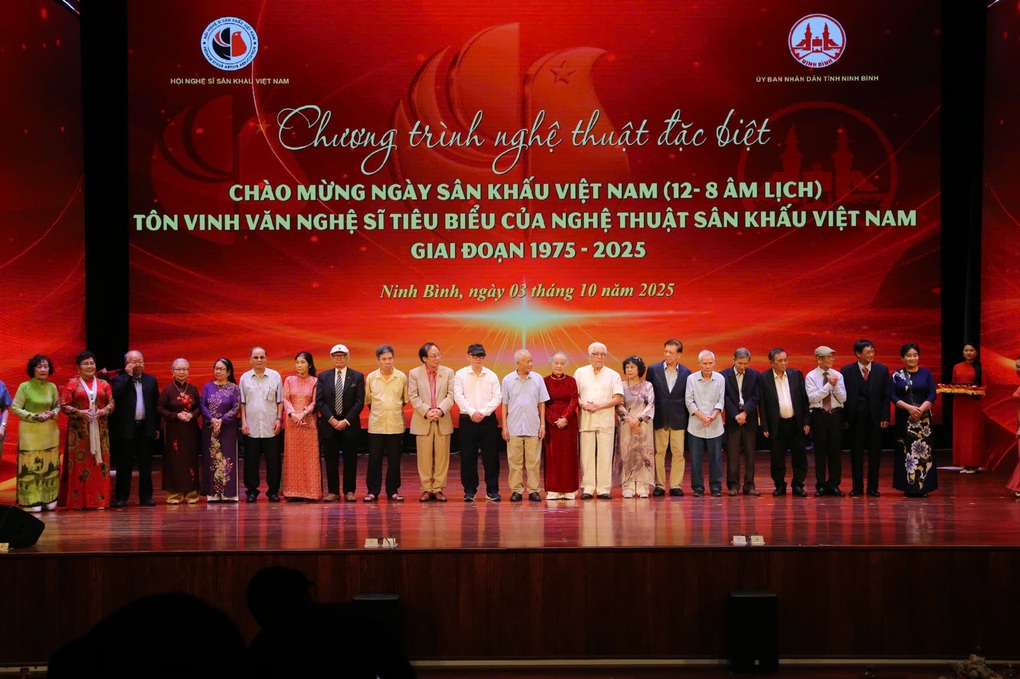 NSND Hương Dung, Thanh Tú được Hội Nghệ sĩ Sân khấu vinh danh - 3 NSND Hương Dung, Thanh Tú được Hội Nghệ sĩ Sân khấu vinh danh - 3