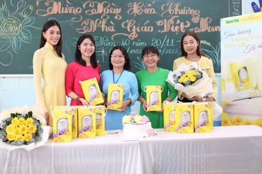 Hoa hậu Tiểu Vy cùng Enchanteur trao quà tri ân thầy cô dịp 20/11
