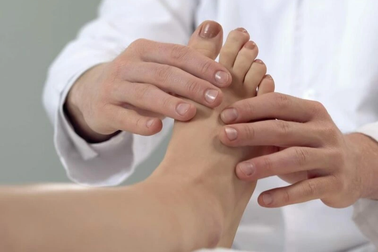 Quệt ngón chân xuống đường, người phụ nữ bất ngờ cứng hàm phải vào viện