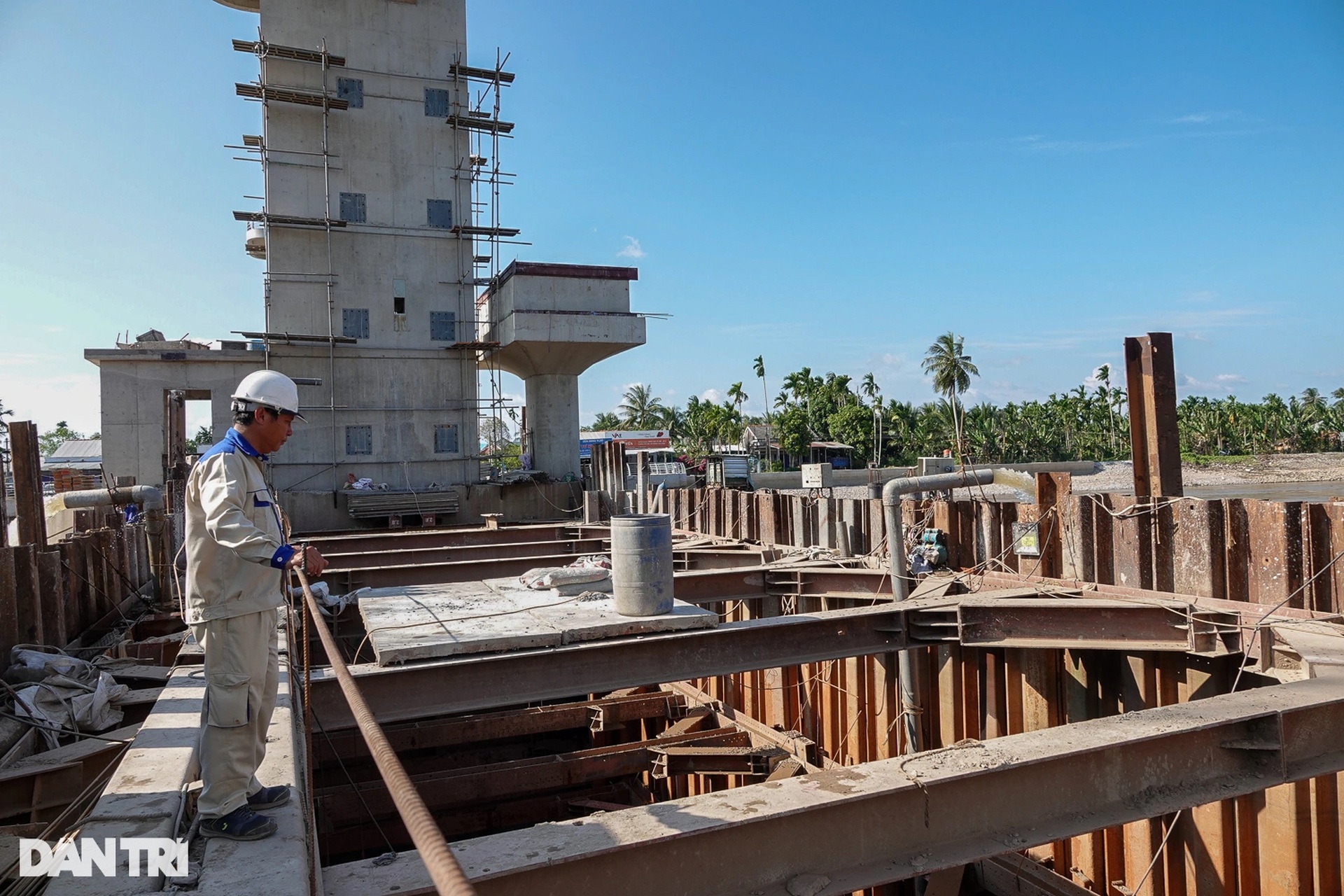 Đại công trường thi công lá chắn thép bảo vệ vùng ngọt ở ĐBSCL - 3 Đại công trường thi công lá chắn thép bảo vệ vùng ngọt ở ĐBSCL - 3