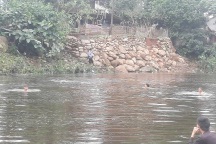 Gần 50 người tìm kiếm 2 nạn nhân bị nước cuốn trôi khi đi qua ngầm tràn