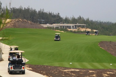 Ủy ban Kiểm tra Tỉnh ủy đang làm việc vụ cán bộ đi chơi golf giữa dịch