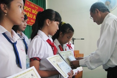 Cần Thơ: Trao học bổng cho học sinh nữ nhà nghèo học tốt