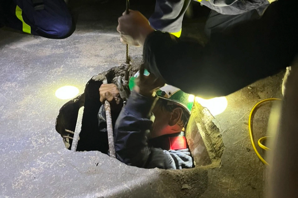 Hai bố con mắc kẹt dưới giếng hoang sâu hơn 20m - 2 Hai bố con mắc kẹt dưới giếng hoang sâu hơn 20m - 2