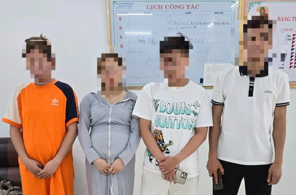Vụ đoàn xe sang đón dâu dừng giữa đường chụp ảnh: Tạm giữ bằng lái 4 tài xế - 1 Vụ đoàn xe sang đón dâu dừng giữa đường chụp ảnh: Tạm giữ bằng lái 4 tài xế - 1