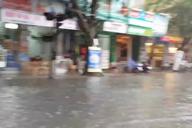 Nhiều tuyến đường trung tâm TP Huế bị ngập lụt chiều tối 15/12