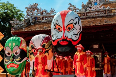 Gần 200 nghệ sĩ rước mặt nạ tuồng trên đường phố Huế