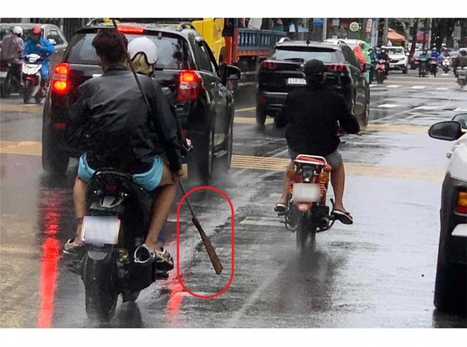 Nhóm thanh thiếu niên mang dao tự chế lượn lờ trên đường phố Đà Nẵng (Ảnh: Công an Đà Nẵng).