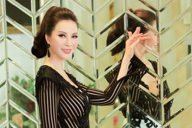 MC Thanh Mai tự tin diện trang phục xuyên thấu ở tuổi 50