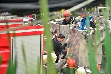 Giải cứu thành công 15 người trong ngôi nhà 4 tầng bất ngờ bốc cháy