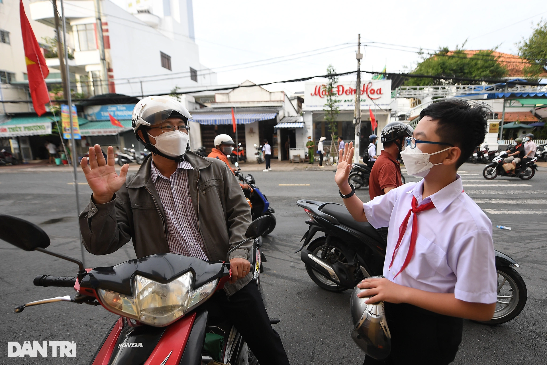 Phụ huynh miền Tây ôm hôn, động viên con trong ngày khai giảng năm học mới - 7 Phụ huynh miền Tây ôm hôn, động viên con trong ngày khai giảng năm học mới - 7