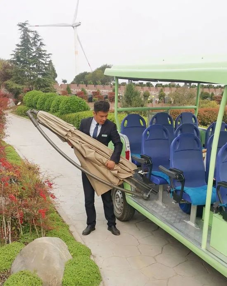 Ông bố xin làm tại nghĩa trang, giữ lời hứa luôn bên cạnh dù con ở đâu - 2