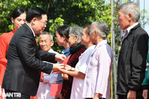 Chủ tịch Quốc hội trao 400 suất quà Tết tới người khó khăn