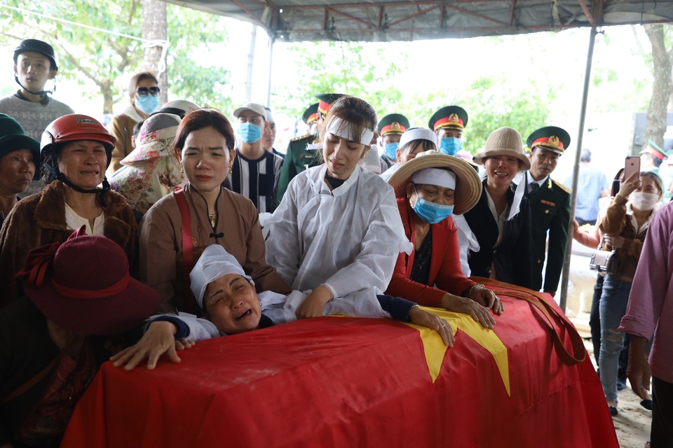 Hai liệt sĩ Đoàn 337 yên nghỉ tại Nghĩa trang Quốc gia đường 9 - 3 Hai liệt sĩ Đoàn 337 yên nghỉ tại Nghĩa trang Quốc gia đường 9 - 3