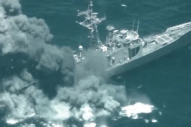 Video tàu chiến Mỹ nổ tung trong cuộc tập trận đánh chìm
