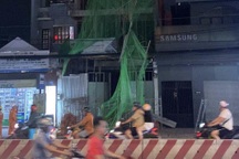 Sập giàn giáo ở TPHCM, nhiều người may mắn thoát nạn