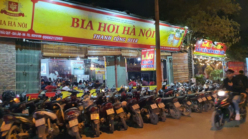 Đổ xô đi cổ vũ U22 Việt Nam: Hàng quán đông nghịt, hết hiệp 1 vẫn chưa có đồ ăn - 3 Đổ xô đi cổ vũ U22 Việt Nam: Hàng quán đông nghịt, hết hiệp 1 vẫn chưa có đồ ăn - 3