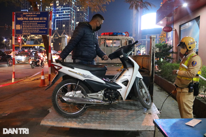 Tài xế bỏ chạy né chốt đo độ cồn, phân trần anh uống chưa hết 2 cốc bia - 15 Tài xế bỏ chạy né chốt đo độ cồn, phân trần anh uống chưa hết 2 cốc bia - 15