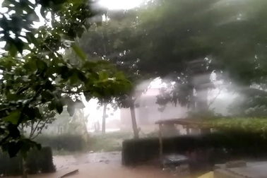 Giông lốc làm đổ hàng chục nhà dân