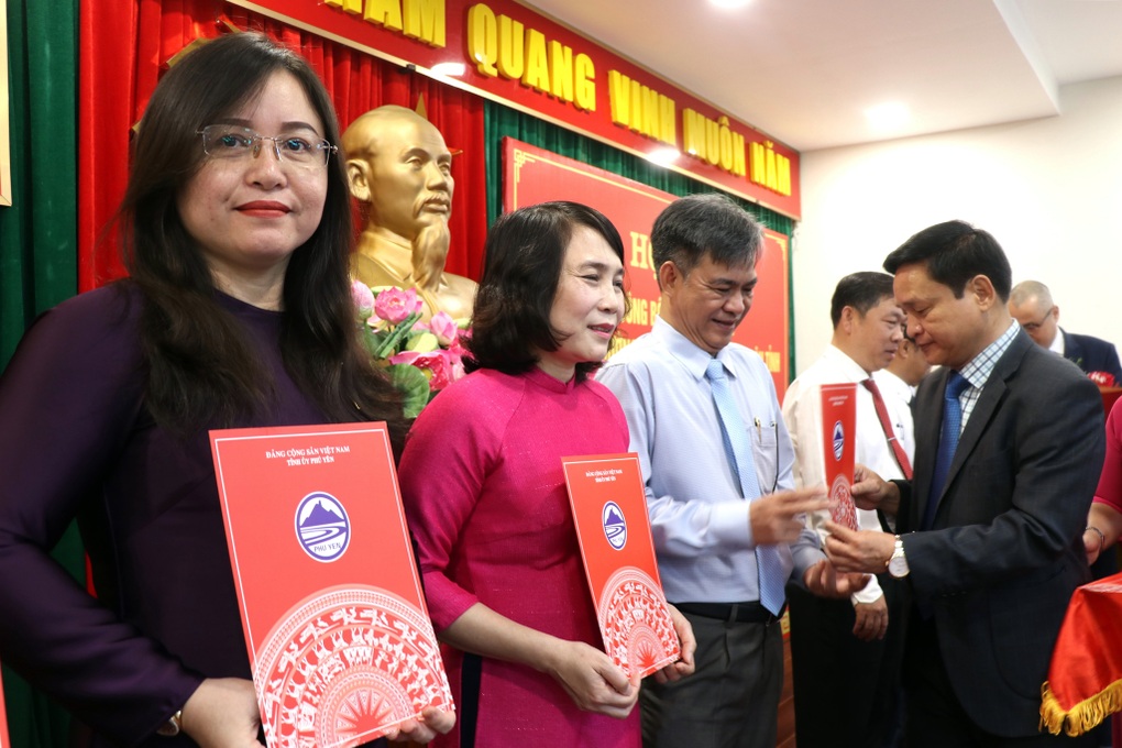 Phú Yên điều động, bổ nhiệm hàng loạt cán bộ - 2 Phú Yên điều động, bổ nhiệm hàng loạt cán bộ - 2