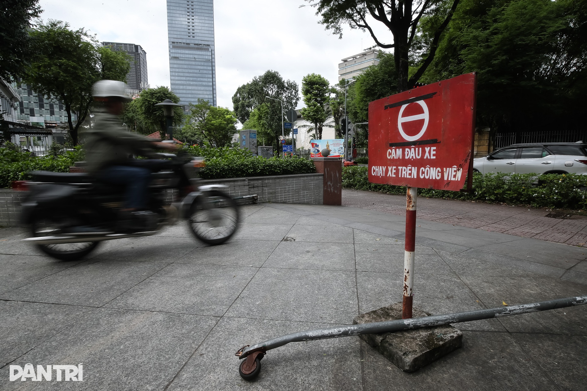 Cảnh nhếch nhác ở công viên giữa trung tâm TPHCM - 3 Cảnh nhếch nhác ở công viên giữa trung tâm TPHCM - 3
