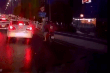 Ô tô vượt ẩu trên cầu, chèn ngã xe máy rồi bỏ đi gây phẫn nộ