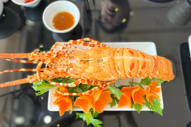 Khách Hàn Quốc khen hải sản Cát Bà ngon rẻ: Bữa ăn 7 món hết 8 triệu đồng
