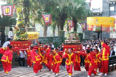 Tết đến dâng bánh tét tưởng nhớ các Vua Hùng