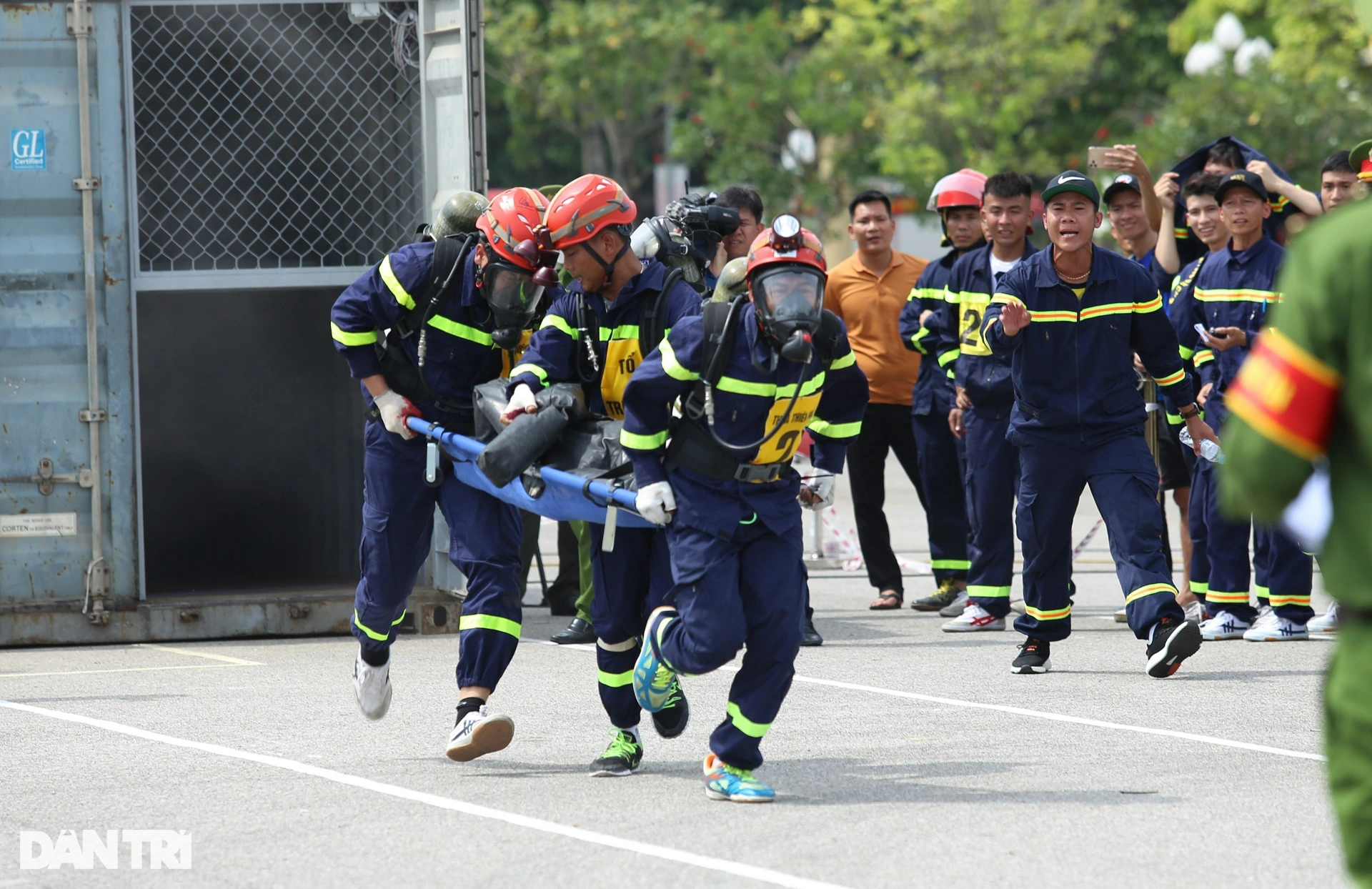 Cảnh sát vượt rào, cứu người gặp nạn trong môi trường có khí độc - 14 Cảnh sát vượt rào, cứu người gặp nạn trong môi trường có khí độc - 14