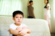 Đi siêu thị, tôi bất chợt nhìn thấy một cậu bé... rất giống con trai mình
