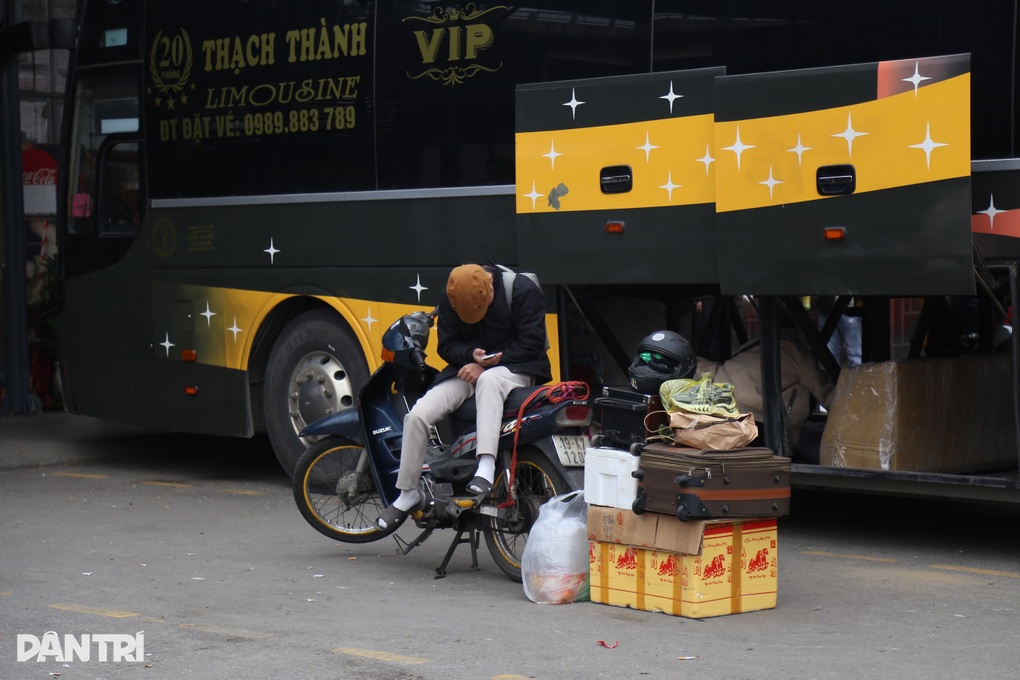 Lượng khách về quê ăn tết tăng gấp 5 lần so với năm ngoái tại bến xe - 2 Lượng khách về quê ăn tết tăng gấp 5 lần so với năm ngoái tại bến xe - 2